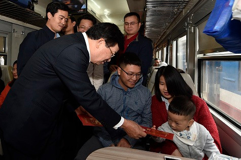 Phó Thủ tướng chúc Tết các hành khách tại Gà Hà Nội - Ảnh: VGP/Nhật Bắc. Phó Thủ tướng chúc Tết các hành khách tại Gà Hà Nội - Ảnh: VGP/Nhật Bắc.