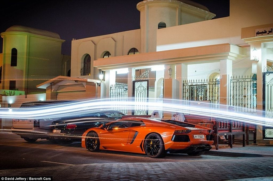 Siêu xe Lamborghini Aventador và những siêu sang Bentley, Land Rover đỗ bên ngoài cửa một biệt thự ở Doha. Siêu xe nhiều nhan nhản, đại gia Việt cũng phải nể khi sang nước này