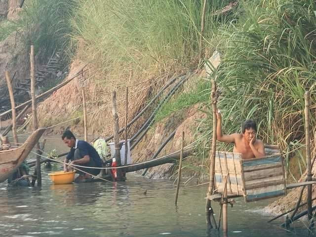 Anh ở đầu sông em cuối sông