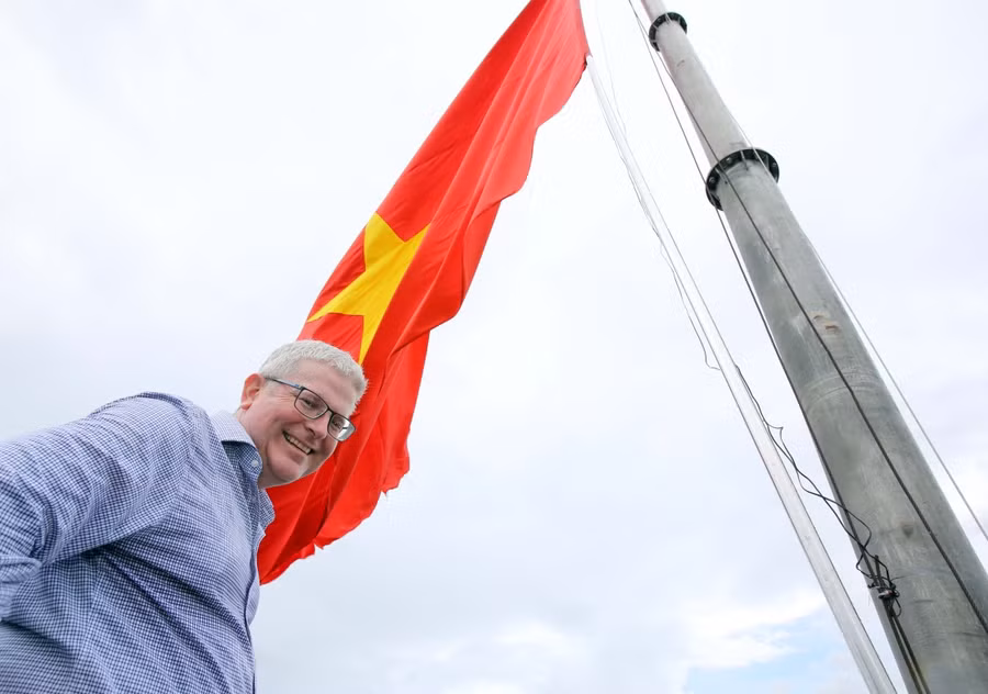 Đại sứ Chittick chinh phục Cột cờ Lũng Cú (Hà Giang) Đại sứ Chittick chinh phục Cột cờ Lũng Cú (Hà Giang)