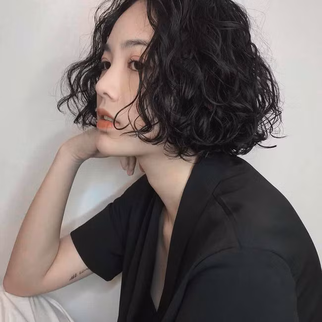 Tự làm 3 kiểu tóc xoăn bồng bềnh dễ như bỡn chỉ bằng máy ép và vài ba dụng cụ đơn giản chẳng ngờ tới - Ảnh 4.