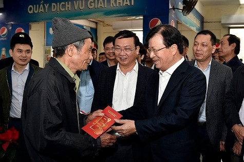 Phó Thủ tướng chúc Tết những người dân sắp lên đường về quê tại Bến xe Giáp Bát - Ảnh: VGP/Nhật Bắc. Phó Thủ tướng chúc Tết những người dân sắp lên đường về quê tại Bến xe Giáp Bát - Ảnh: VGP/Nhật Bắc.