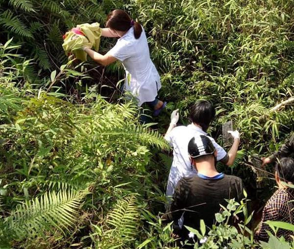 Bị ngã xuống vực, sản phụ sinh con nặng 3kg ngay dưới khe núi ảnh 2 bi nga xuong vuc khi chong dua di de, san phu sinh con nang 3kg ngay duoi khe nui - 2