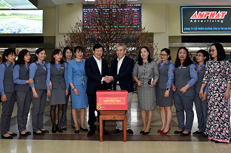 Phó Thủ tướng động viên và giao nhiệm vụ cho tập thể nhân viên tại Ga Hà Nội - Ảnh: VGP/Nhật Bắc. Phó Thủ tướng động viên và giao nhiệm vụ cho tập thể nhân viên tại Ga Hà Nội - Ảnh: VGP/Nhật Bắc.