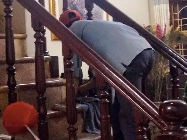 Chuyện cảm động ngày cuối năm: Người đàn ông xin lau dọn nhà và câu nói khiến nhiều người nhói lòng