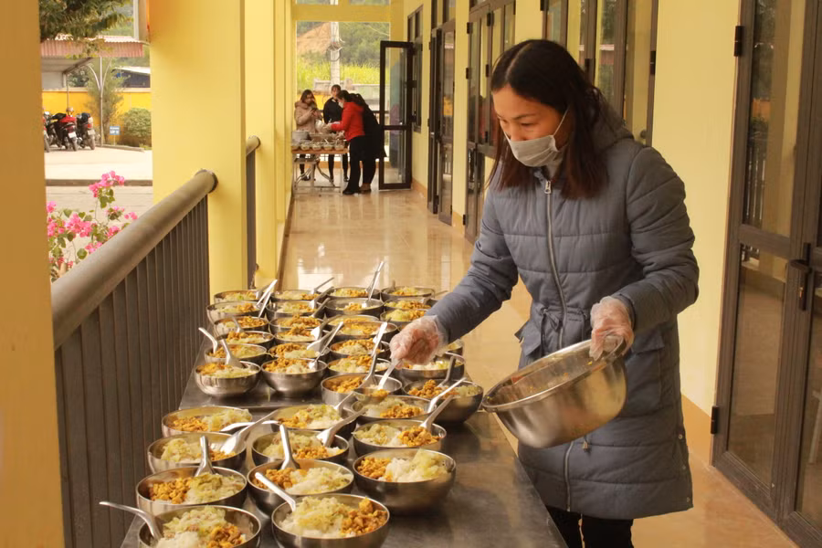 Những suất cơm ấm nóng được chuẩn bị cho học sinh trường Tiểu học Quang Sơn, huyện Đồng Hỷ, tỉnh Thái Nguyên.