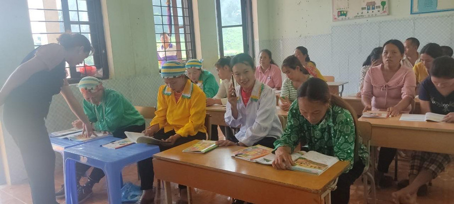 28 học viên lớp xoá mù chữ ở thôn Khuổi Bốc, xã Xuân La, huyện Pác Nặm đều ở lứa tuổi từ 18-45 tuổi, đều là người dân tộc Mông, Dao có hoàn cảnh khó khăn.