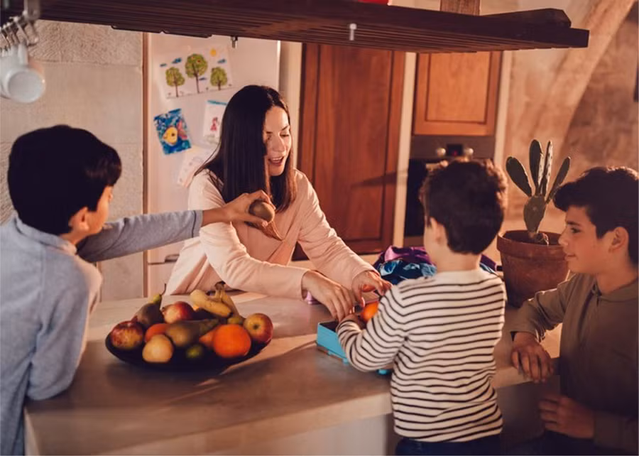 Tùy thuộc vào độ tuổi của con, chúng có thể cần thêm sự trợ giúp để thực hiện thói quen buổi sáng. (Ảnh: ITN).