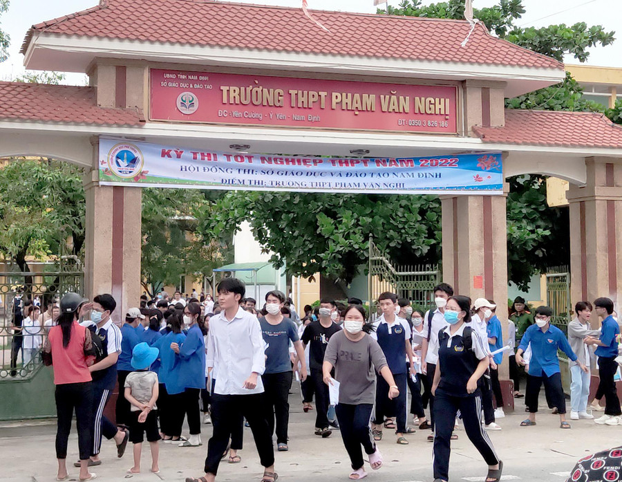 Các thí sinh tham dự kỳ thi tốt nghiệp THPT năm 2022 tại điểm thi Trường THPT Phạm Văn Nghị (Ý Yên, Nam Định).