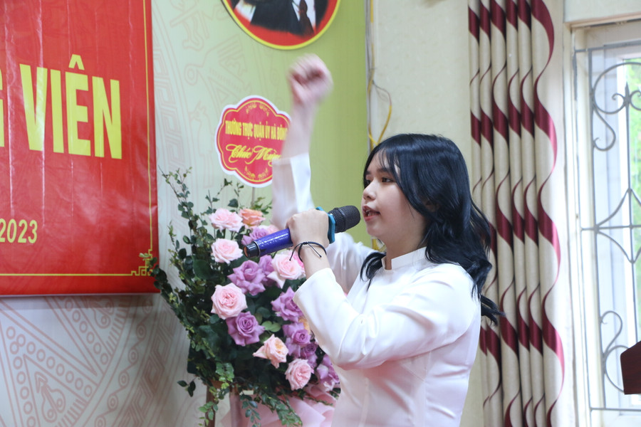 Đảng viên trẻ bày tỏ quyết tâm nỗ lực, phấn đấu trong các mặt hoạt động để xứng đáng khi được kết nạp Đảng. Đảng viên trẻ bày tỏ quyết tâm nỗ lực, phấn đấu trong các mặt hoạt động để xứng đáng khi được kết nạp Đảng.