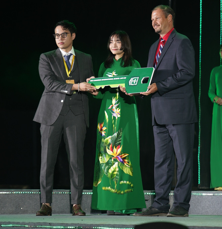 Trao chìa khóa cho Tiến sỹ Richard Tapajna, HIệu trưởng CIS - Lào Cai.