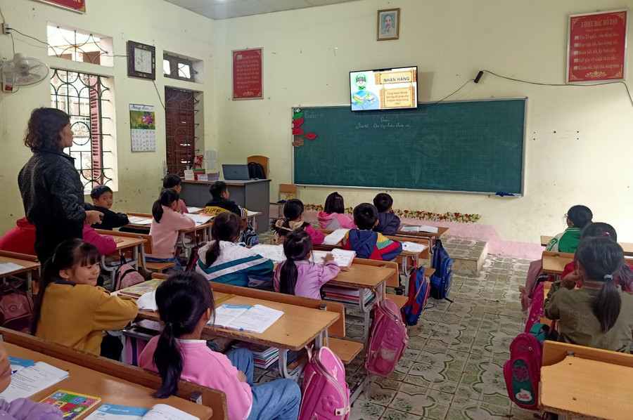 Trường Tiểu học thị trấn Mường Tè huy động xã hội hóa ti vi có kết nối internet để phục vụ dạy và học.