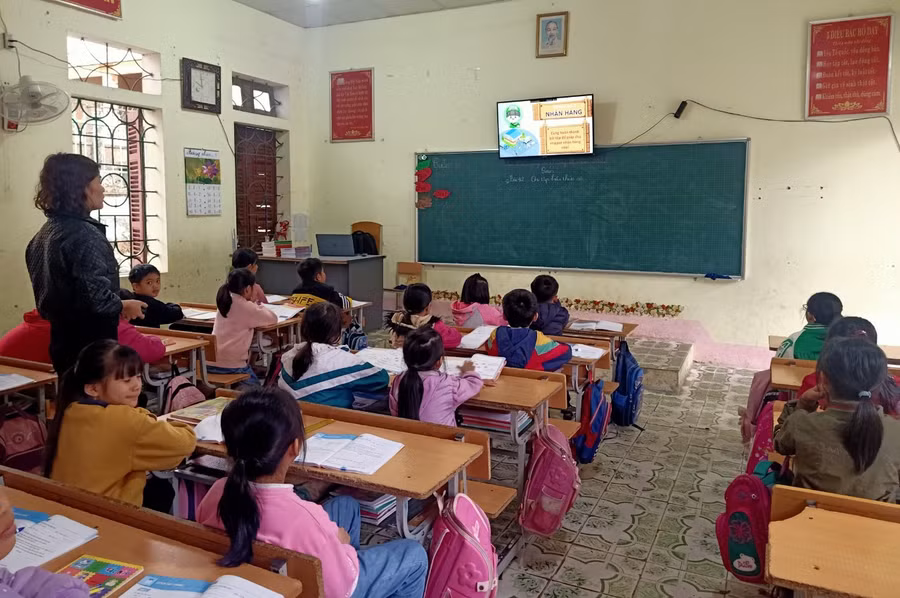 Trường Tiểu học thị trấn Mường Tè huy động xã hội hóa ti vi có kết nối internet để phục vụ dạy và học. Trường Tiểu học thị trấn Mường Tè huy động xã hội hóa ti vi có kết nối internet để phục vụ dạy và học.