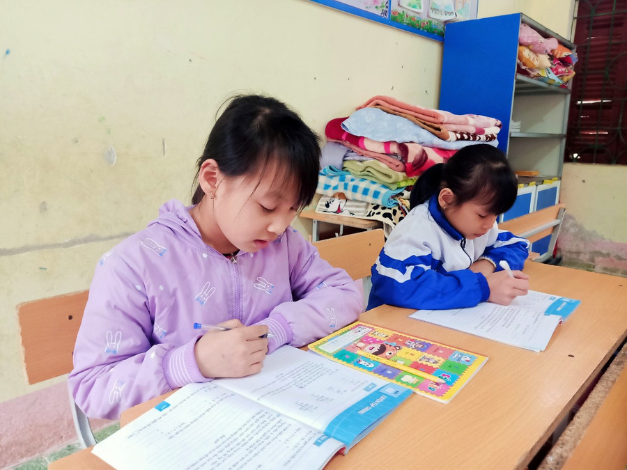 Em Nguyễn Khánh Chi (áo tím) học sinh lớp 3A1, trường Tiểu học thị trấn Mường Tè trong giờ học Toán.