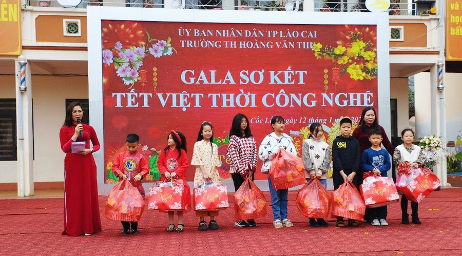 Trao tặng những phần quà ý nghĩa cho học sinh có hoàn cảnh khó khăn.