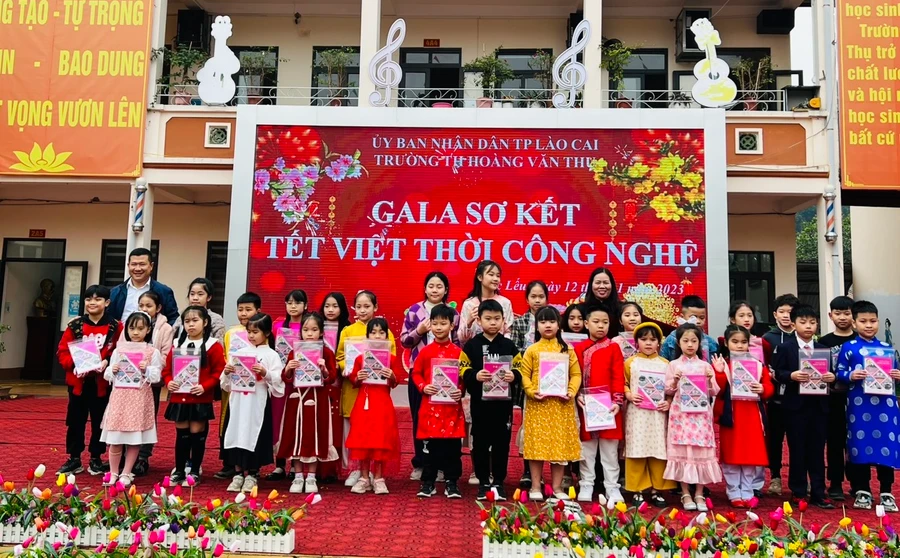 Gala Sơ kết - Tết Việt thời công nghệ tại trường Tiểu học Hoàng Văn Thụ.