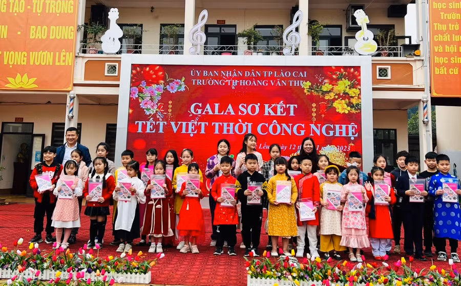 Gala Sơ kết - Tết Việt thời công nghệ tại trường Tiểu học Hoàng Văn Thụ.