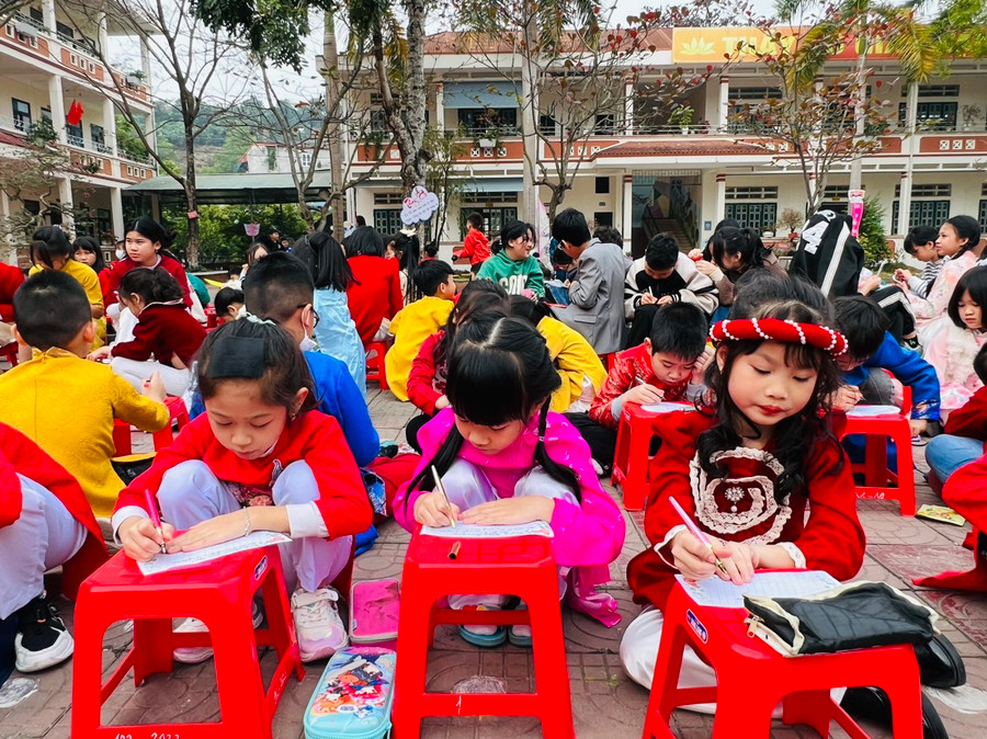 Học sinh trường Tiểu học Hoàng Văn Thụ trong hoạt động “Bí mật đêm giao thừa”.