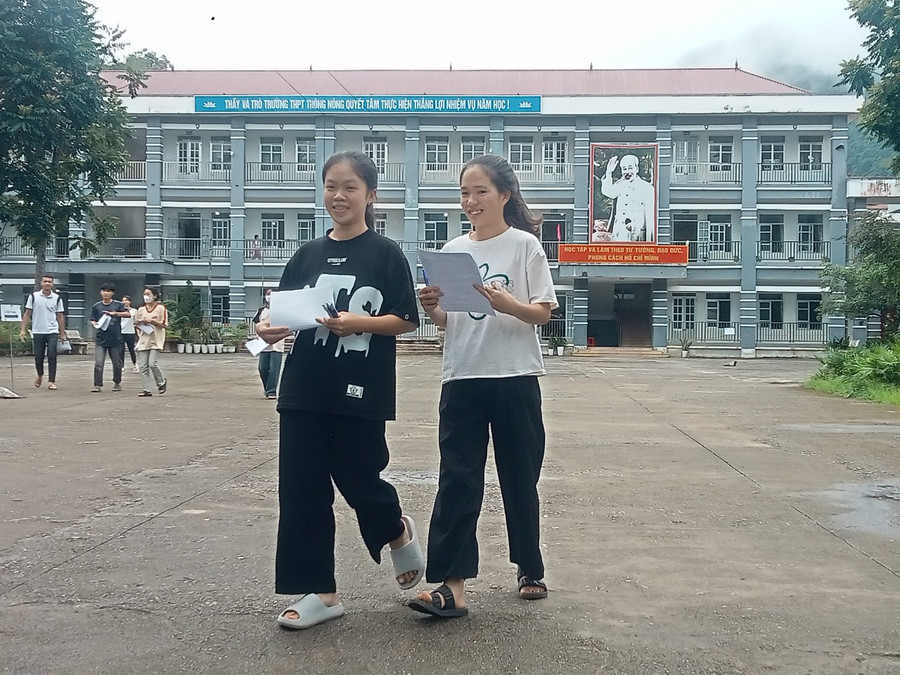 Thí sinh Trương Tiểu Băng và Nông Quỳnh Chi rời phòng thi với nụ cười rạng rỡ