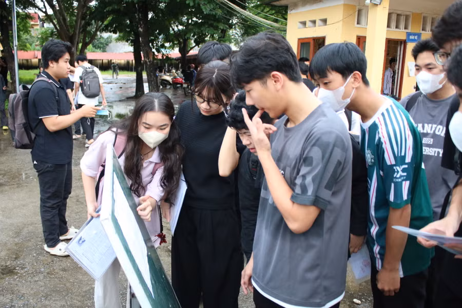 Các thí sinh có mặt từ rất sớm để chuẩn bị bước vào môn thi đầu tiên.