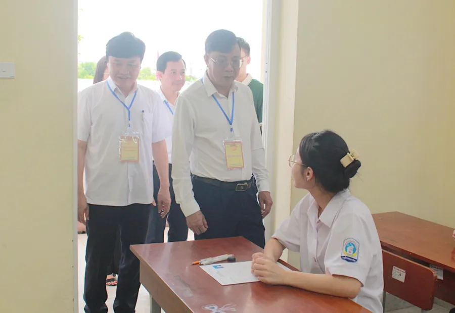 Phó chủ tịch Thường trực UBND tỉnh Thái Nguyên Đặng Xuân Trường động viên thí sinh tại điểm thi trường THPT Chuyên Thái Nguyên.