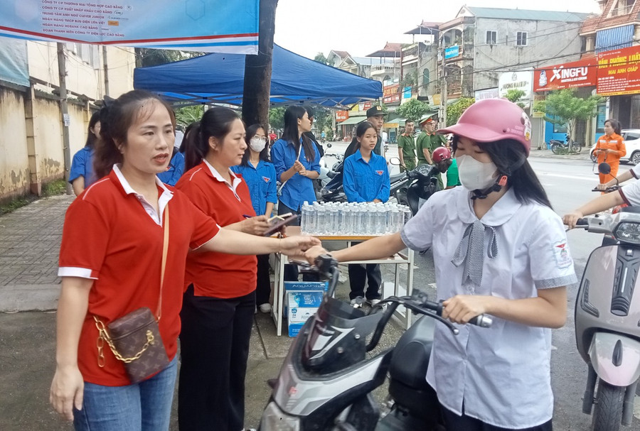 Các thí sinh nhận được sự hỗ trợ của tình nguyện viên.