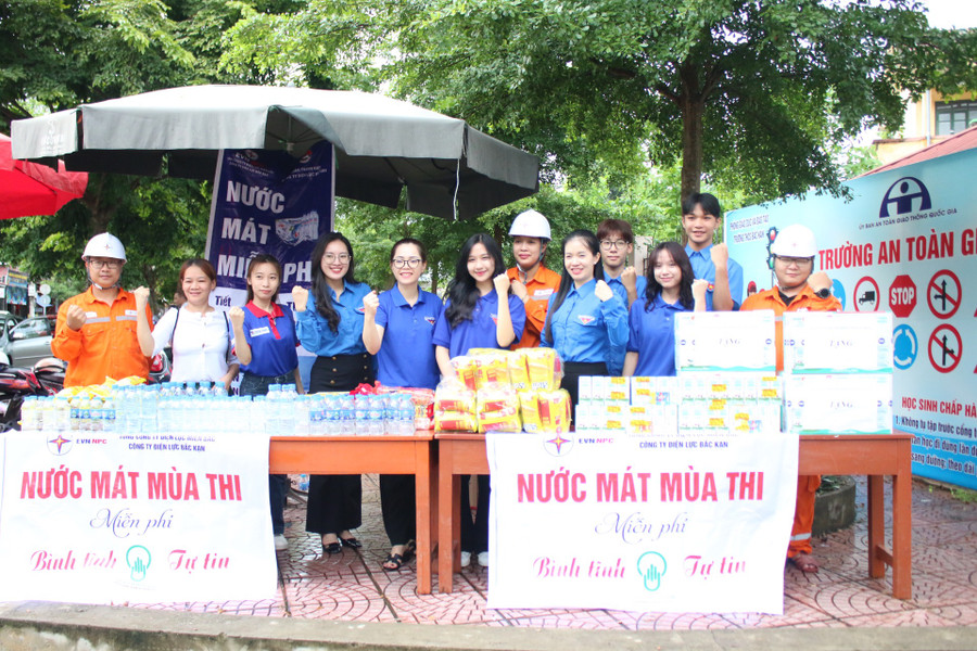 Các tình nguyện viên có mặt từ sớm để hỗ trợ, động viên các thí sinh. Các tình nguyện viên có mặt từ sớm để hỗ trợ, động viên các thí sinh.