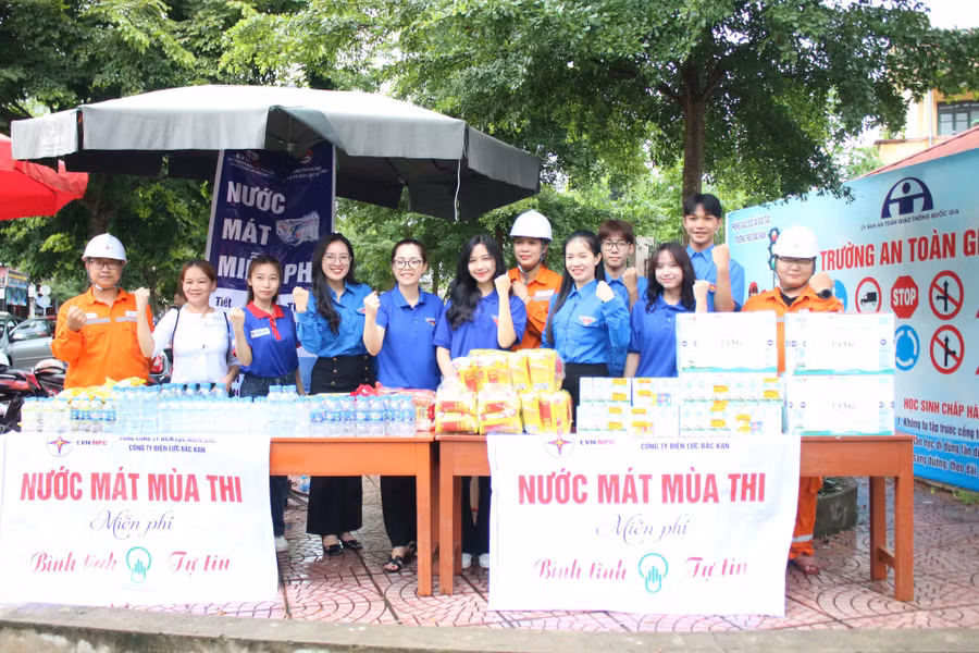 Các tình nguyện viên có mặt từ sớm để hỗ trợ, động viên các thí sinh.