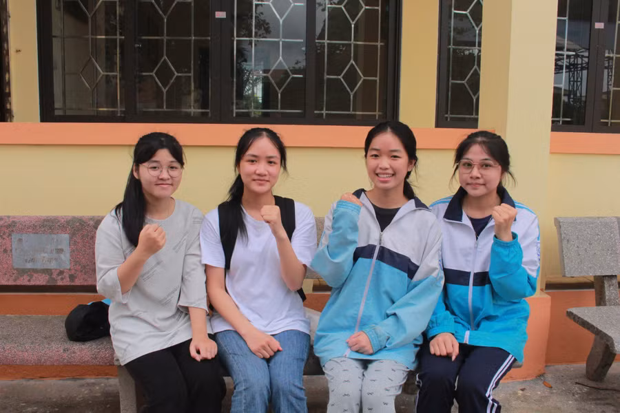 Thí sinh Thái Nguyên bình tĩnh, tự tin bước vào môn thi đầu tiên.