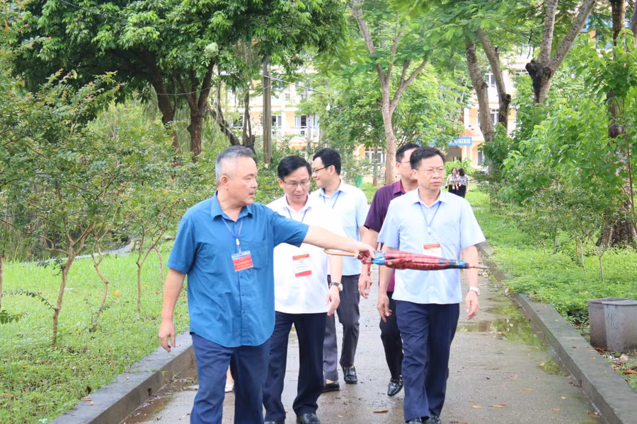 Ban chỉ đạo Kỳ thi tốt nghiệp THPT 2024 kiểm tra công tác thi tại điểm thi trường PTDT Nội trú THPT Bắc Kạn.