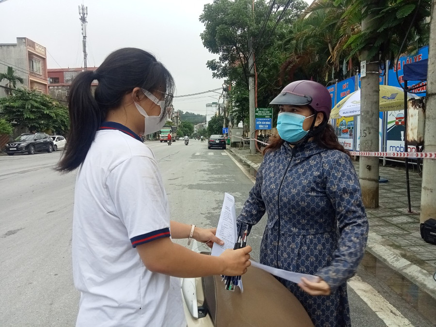 Dặn dò con trước giờ thi.