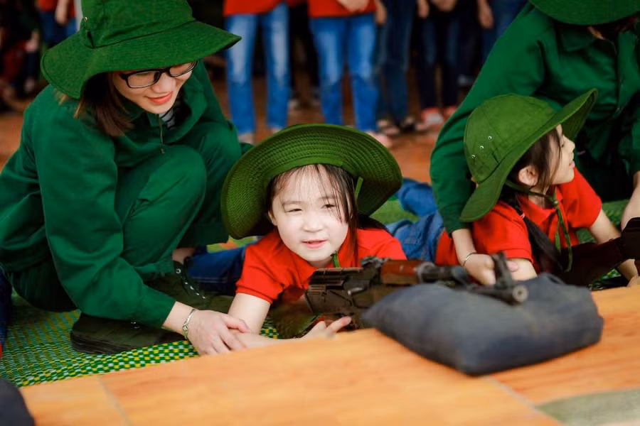 Một ngày học làm chiến sĩ của học sinh tiểu học