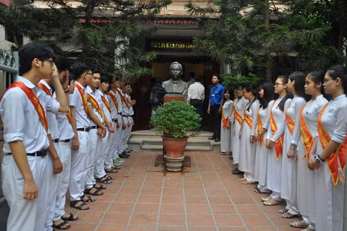  Đoàn cán bộ, giáo viên, học sinh Đà Nẵng thắp hương tưởng nhớ công lao của cụ Phan Châu Trinh tại tượng đài và khu nhà lưu niệm Phan Châu Trinh – TP Đà Nẵng.