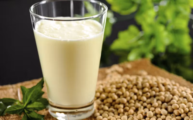 Sữa đậu nành và những sản phẩm đậu nành giàu vitamin C và E. Mỗi ngày uống sữa đậu nành hay ăn các sản phẩm đậu nành có thể tăng cường độ mềm mịn cho da, đồng thời còn có thể làm mờ vết sẹo.