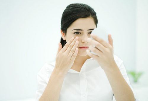 Chạm tay lên mặt là thói quen xấu, cần từ bỏ ngay.