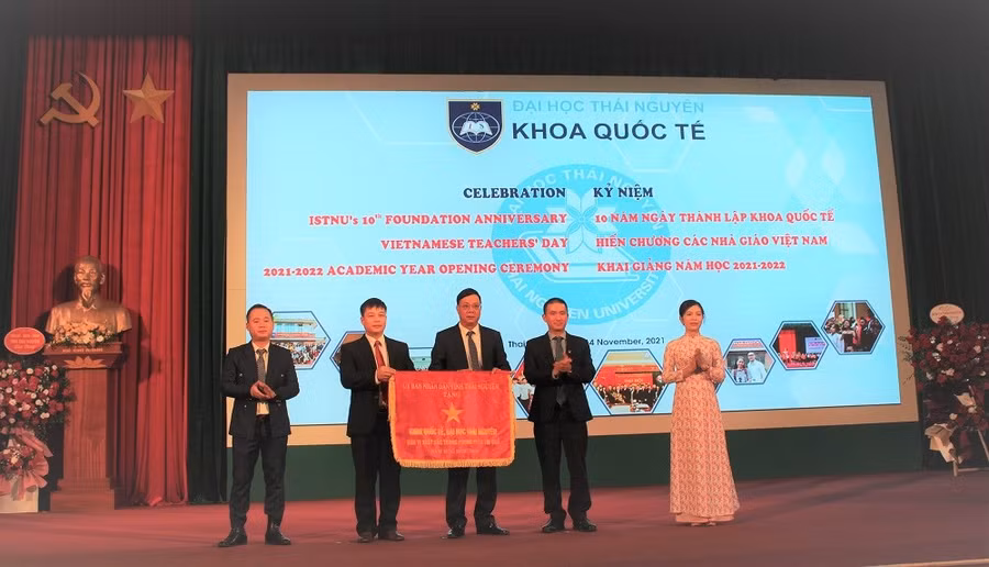 Lãnh đạo UBND tỉnh Thái Nguyên trao cờ thi đua cho khoa Quốc tế - Đại học Thái Nguyên