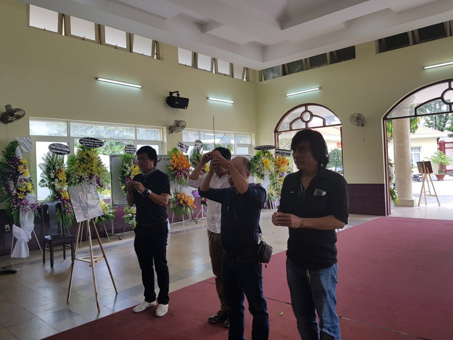 các nghệ sỹ tp.hcm đến thắp hương tiễn biệt cố nghệ sỹ lê bình