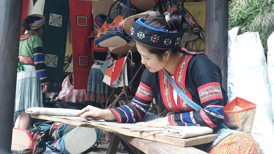 Doanh thu bán hàng tại không gian tôn vinh nghệ nhân, làng nghề ước đạt 9,8 tỷ đồng. Doanh thu bán hàng tại không gian tôn vinh nghệ nhân, làng nghề ước đạt 9,8 tỷ đồng.
