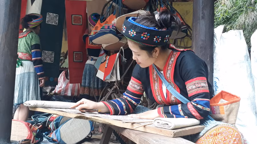 Doanh thu bán hàng tại không gian tôn vinh nghệ nhân, làng nghề ước đạt 9,8 tỷ đồng.