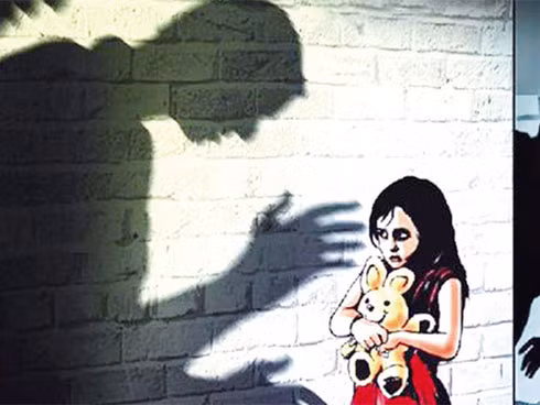 Bắt hàng xóm 52 tuổi nghi nhiều lần hiếp dâm bé gái lớp 5