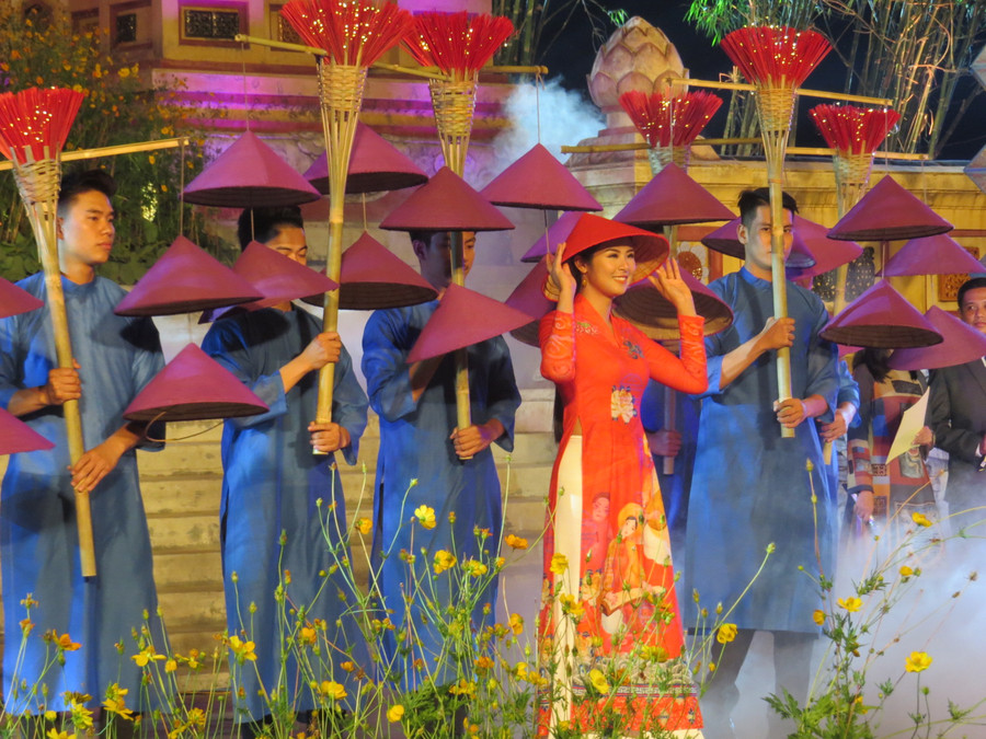 Hoa hậu Ngọc Hân tham gia nhiều hoạt động nghệ thuật trong Festival Nghề truyền thống Huế 2019. Hoa hậu Ngọc Hân tham gia nhiều hoạt động nghệ thuật trong Festival Nghề truyền thống Huế 2019.