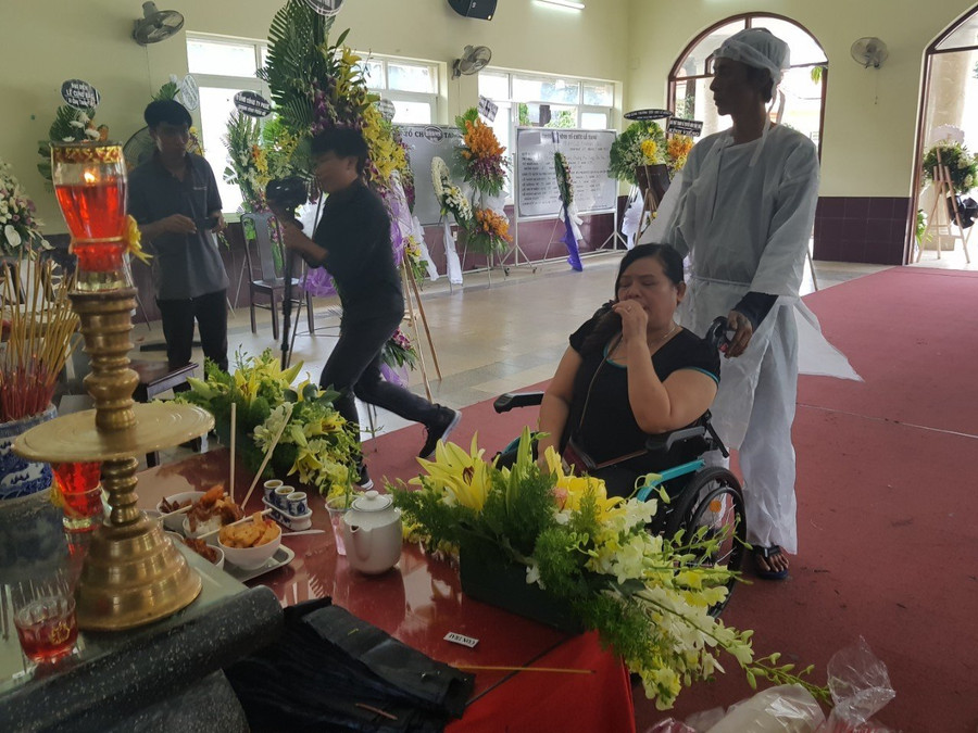 các nghệ sỹ tp.hcm đến thắp hương tiễn biệt cố nghệ sỹ lê bình