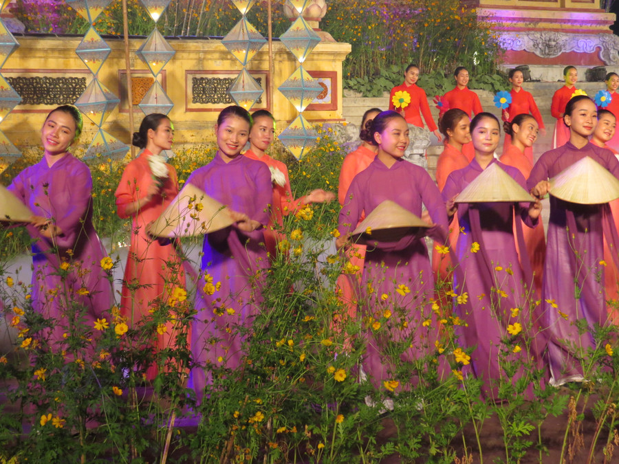 Sắc tím đặc trưng của xư Huế trên sân khấu bế mạc Festival Nghề truyền thống Huế 2019. Sắc tím đặc trưng của xư Huế trên sân khấu bế mạc Festival Nghề truyền thống Huế 2019.