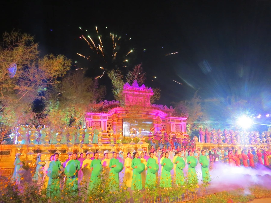 Gần 400.000 lượt khách đến với Festival Nghề truyền thống Huế 2019