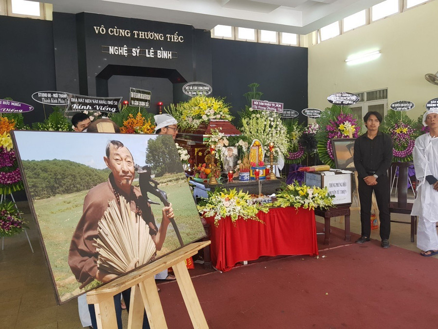 các nghệ sỹ tp.hcm đến thắp hương tiễn biệt cố nghệ sỹ lê bình
