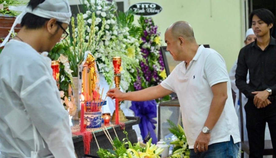 các nghệ sỹ tp.hcm đến thắp hương tiễn biệt cố nghệ sỹ lê bình