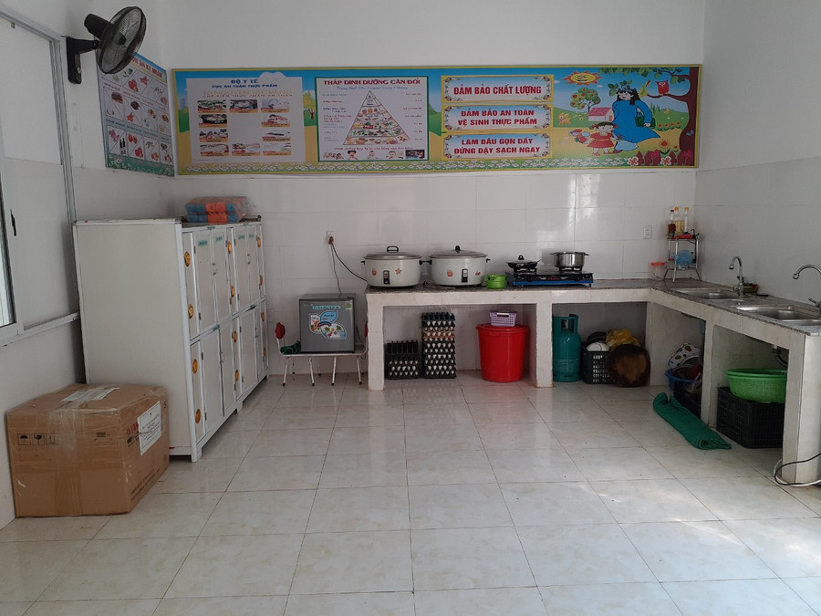 Bếp ăn được bố trí sạch sẽ, ngăn nắp