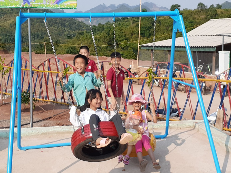 Con em đồng bào dân tộc thiểu số háo hức, phấn khởi với cơ sở vật chất mới