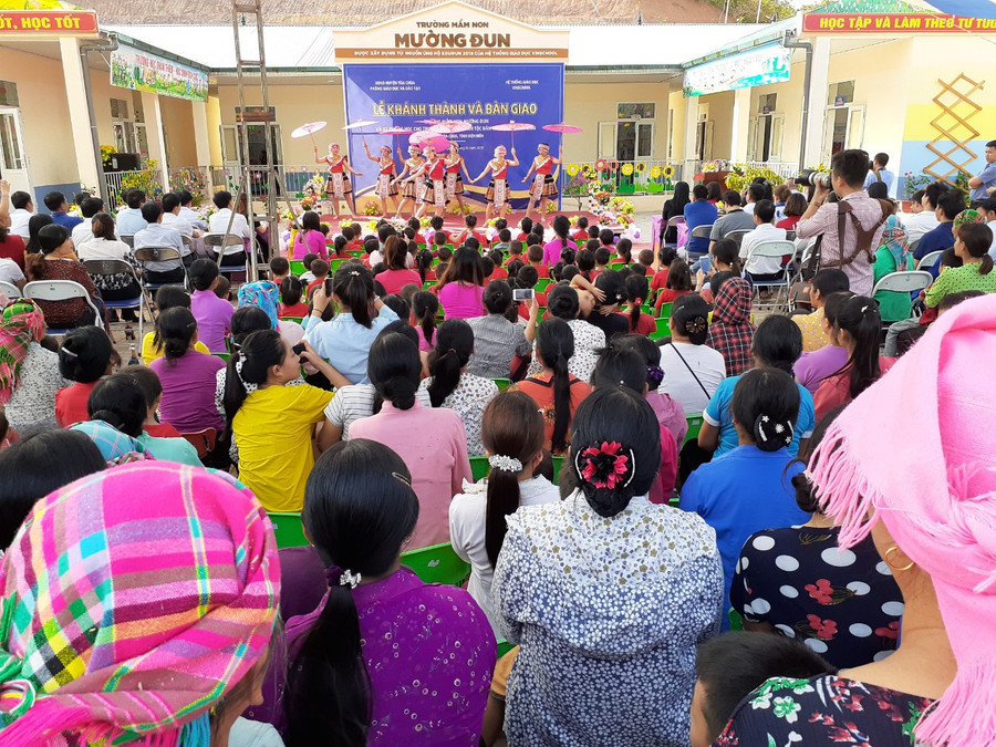 Đông đảo đồng bào các dân tộc Thái, Mông ở các xã vùng cao Tủa Chùa hân hoan trong lễ khánh thành