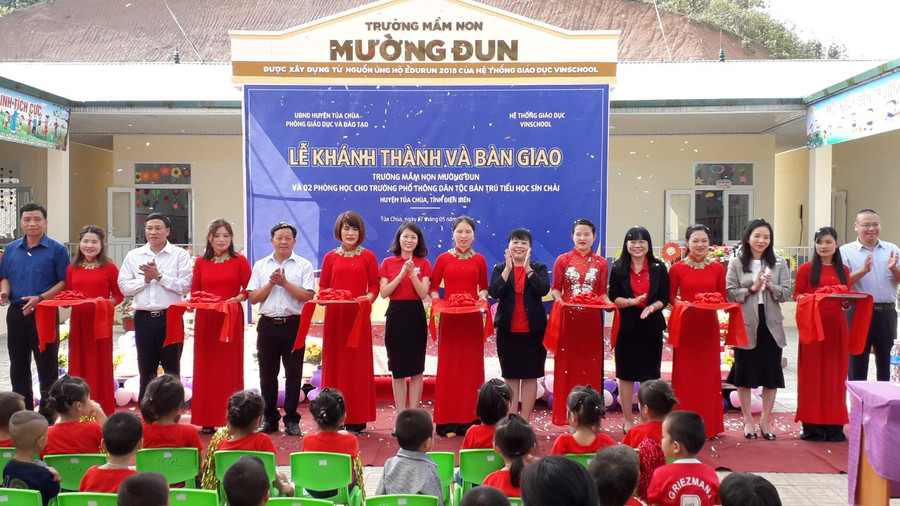 Đại diện nhà tài trợ và chính quyền địa phương cắt băng khánh thành công trình